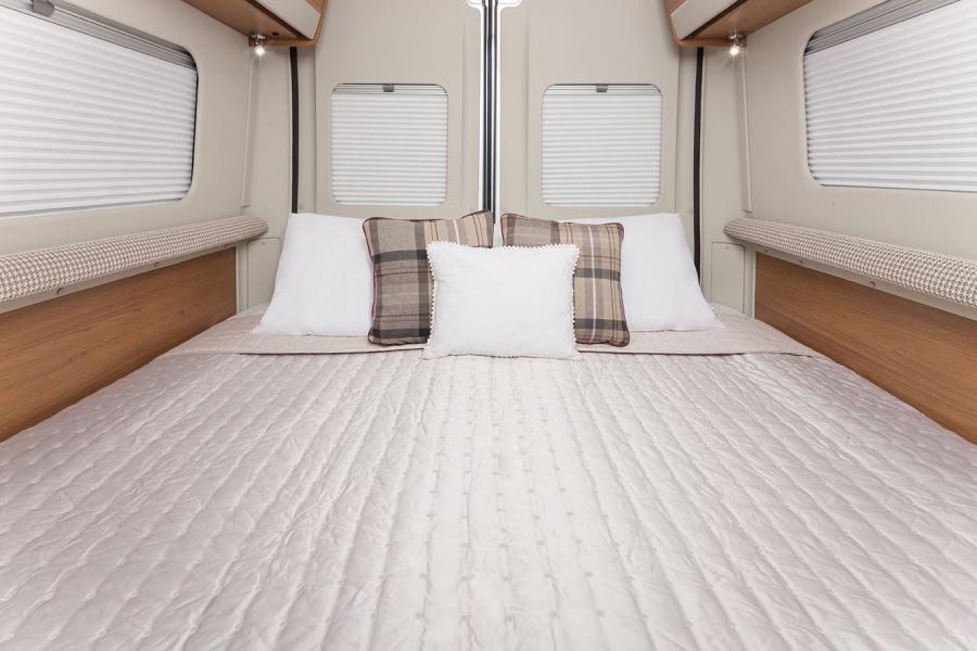 Интерьер Auto-Trail V-Line 635 SE 2015 года  (фото 3 из 3)